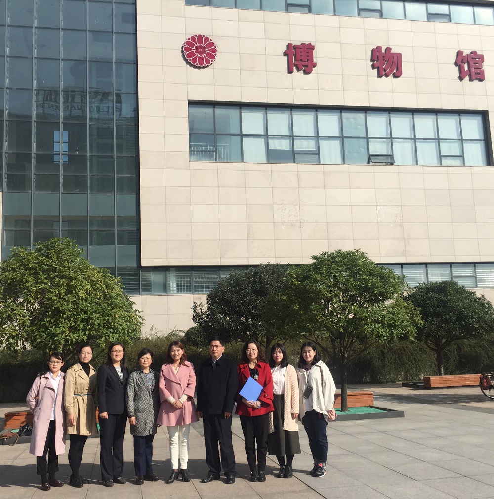 77779193永利领导赴信阳市博物馆看望实习研究生