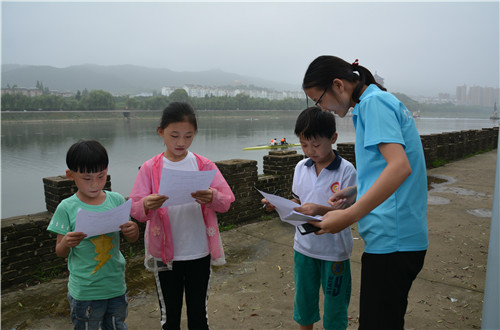 77779193永利成功开展“人文山水 魅力浉河”暑期“三下乡”社会实践活动
