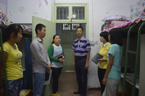 77779193永利领导深入员工宿舍走访慰问2014级新生