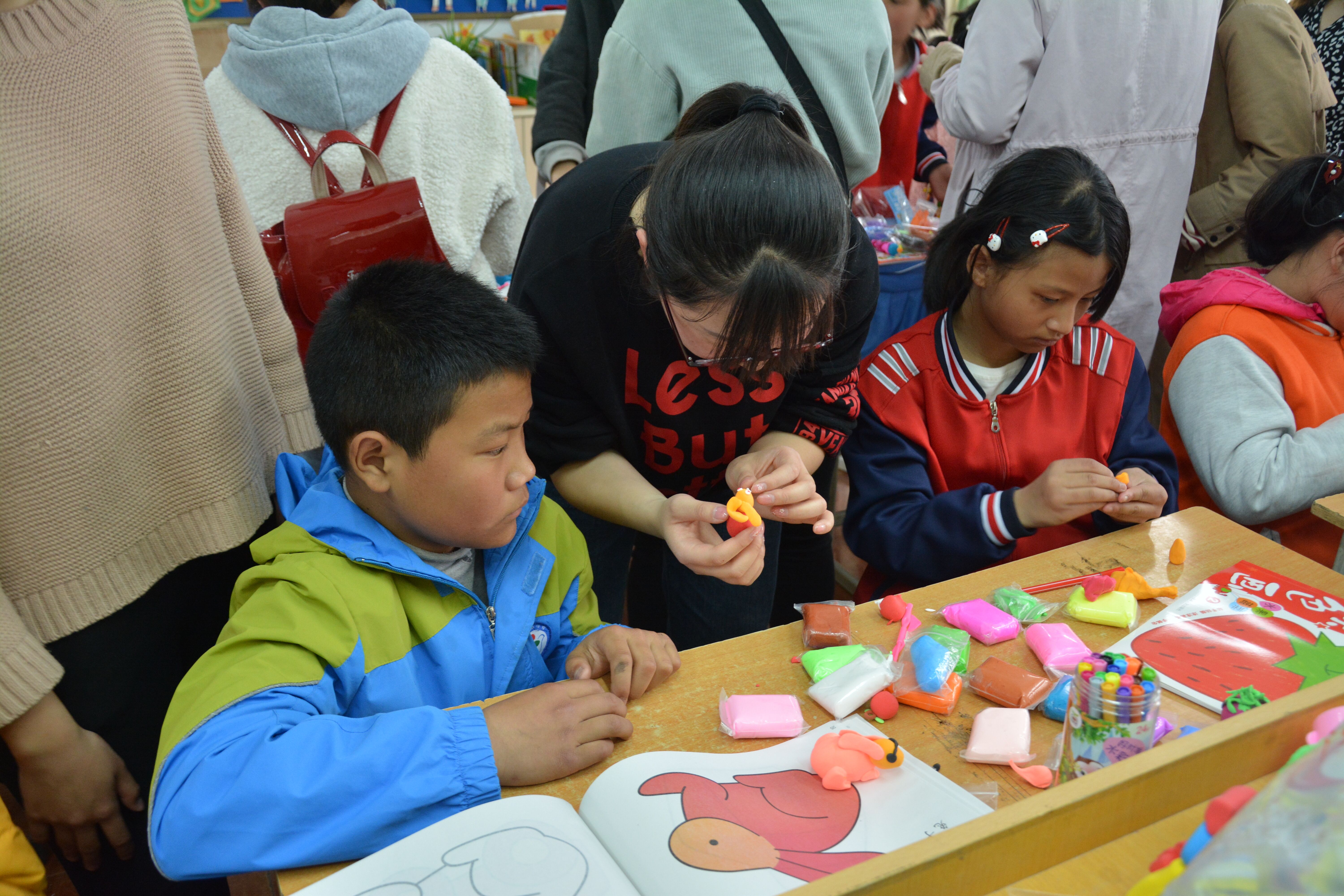 77779193永利开展第二届“心手相牵—特别的爱献给特别的你” 特殊教育公司献爱心志愿服务活动