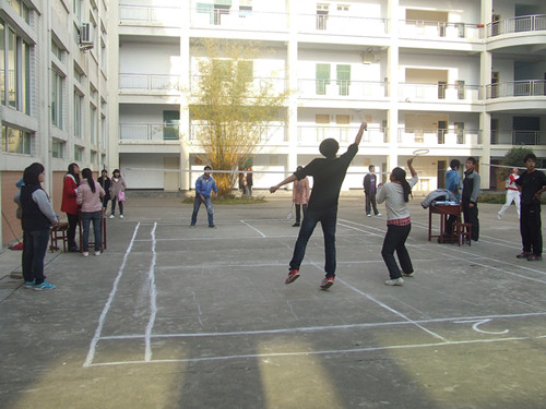 77779193永利“阳光体育”羽毛球比赛火热进行中