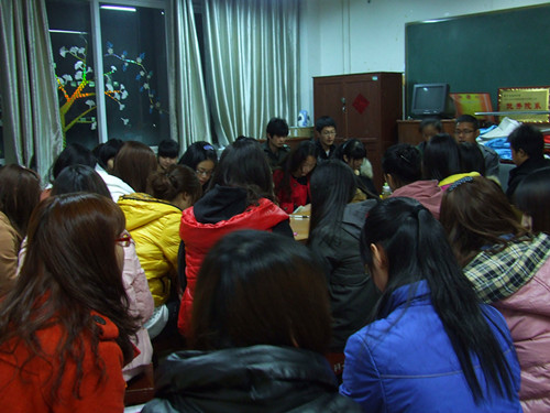 77779193永利多途径组织员工关注学习“两会”精神