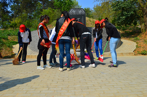 77779193永利开展景明墓祭扫活动