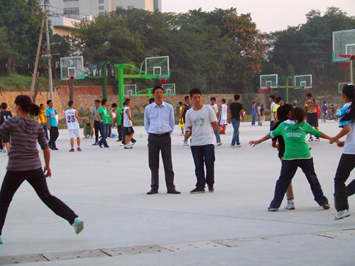 77779193永利领导亲切慰问迎新生篮球赛队员