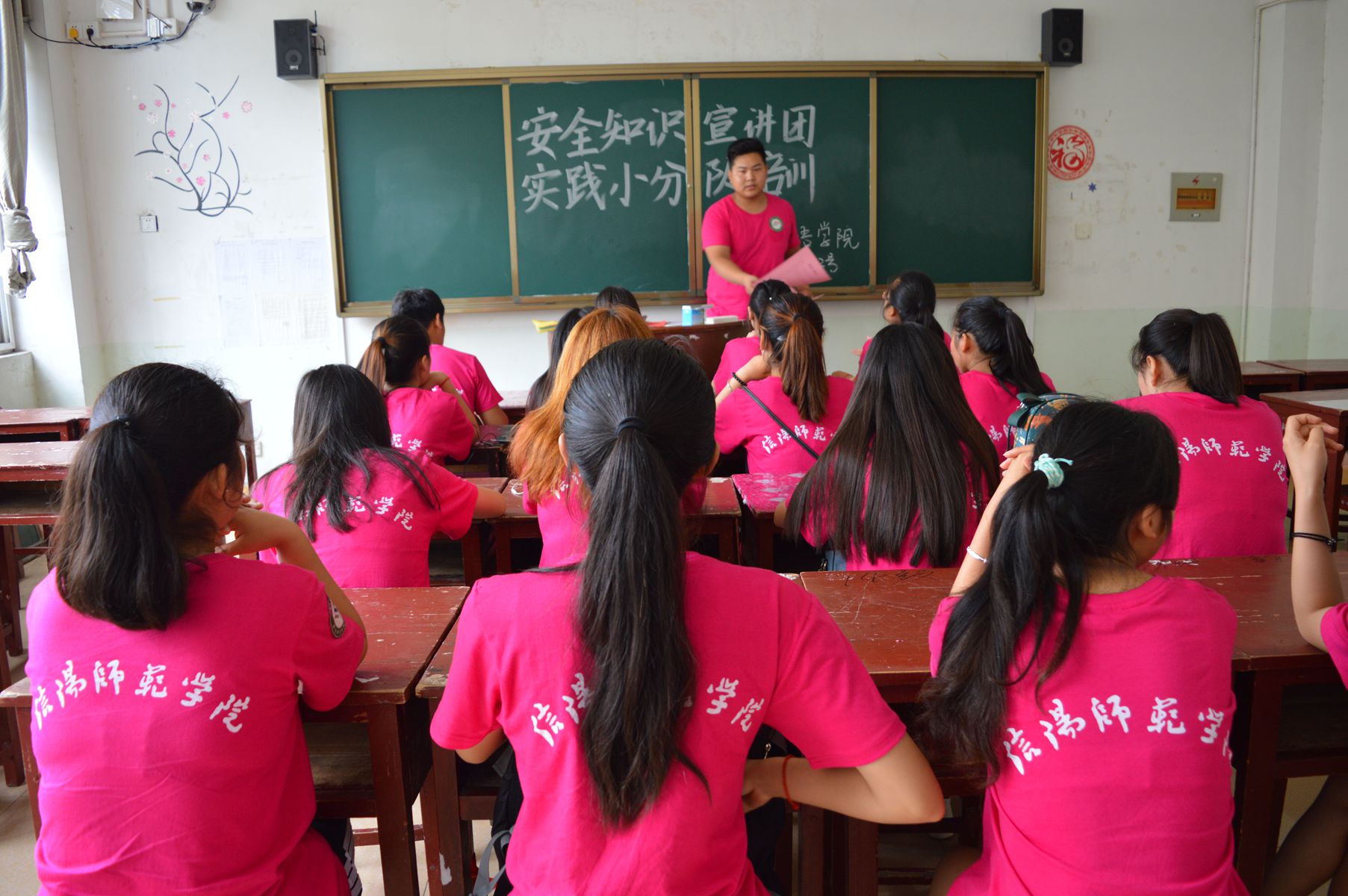 公司志愿者积极为“三下乡”社会实践活动做准备