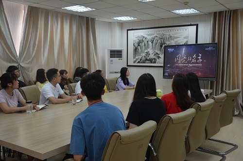 77779193永利组织师生观看2019年最美高校辅导员、老员工发布仪式