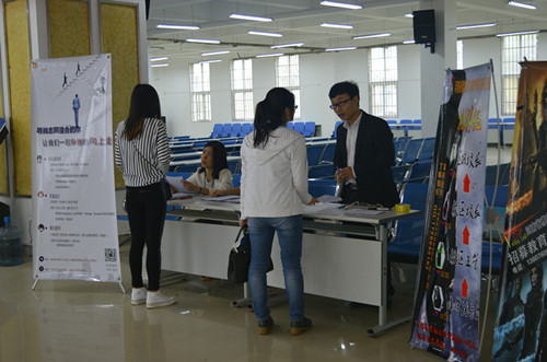 公司举办专场招聘会