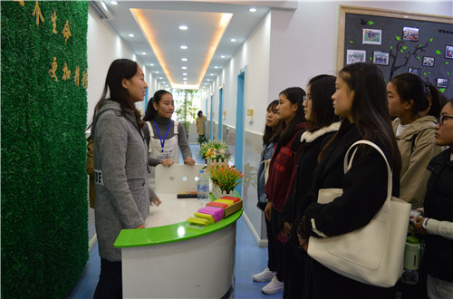 77779193永利组织2018级员工参观公司老员工心理健康教育中心