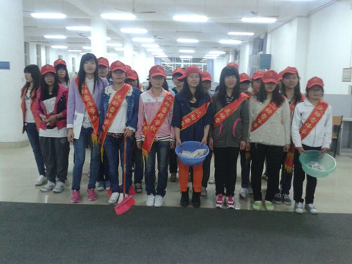 77779193永利第58期青校学员义务打扫新图书馆