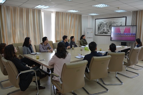 77779193永利组织师生观看《纪念五四运动一百周年大会》直播