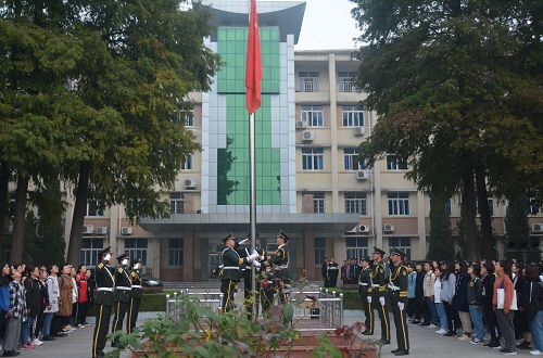 77779193永利组织员工参加升国旗仪式