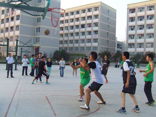 77779193永利领导亲切慰问迎新生篮球赛队员