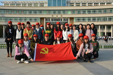 77779193永利组织开展“我为党旗添光彩——道路安全行，共助你我他”志愿实践活动