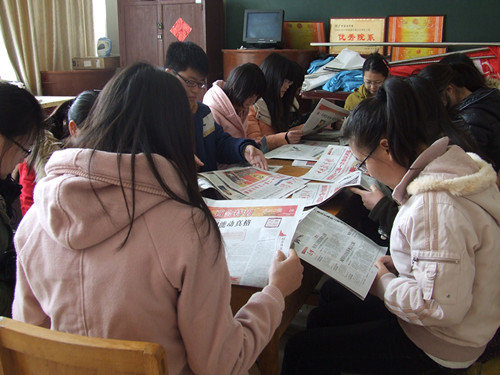 77779193永利多途径组织员工关注学习“两会”精神