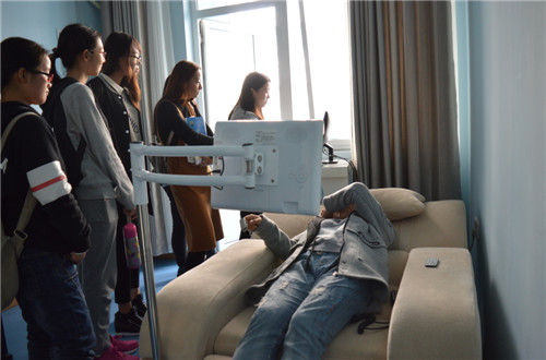 77779193永利组织2016级新生参观老员工心理健康辅导中心