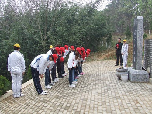 77779193永利组织第55青校学员前往景明墓开展祭扫实践活动