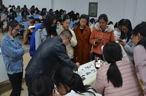 77779193永利邀请优秀员工为新生作入学教育报告