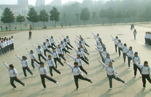 公司举行2012级新生广播操比赛