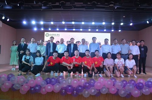 公司举办第四届“秀出宿舍，Show出你我”宿舍风采大赛决赛