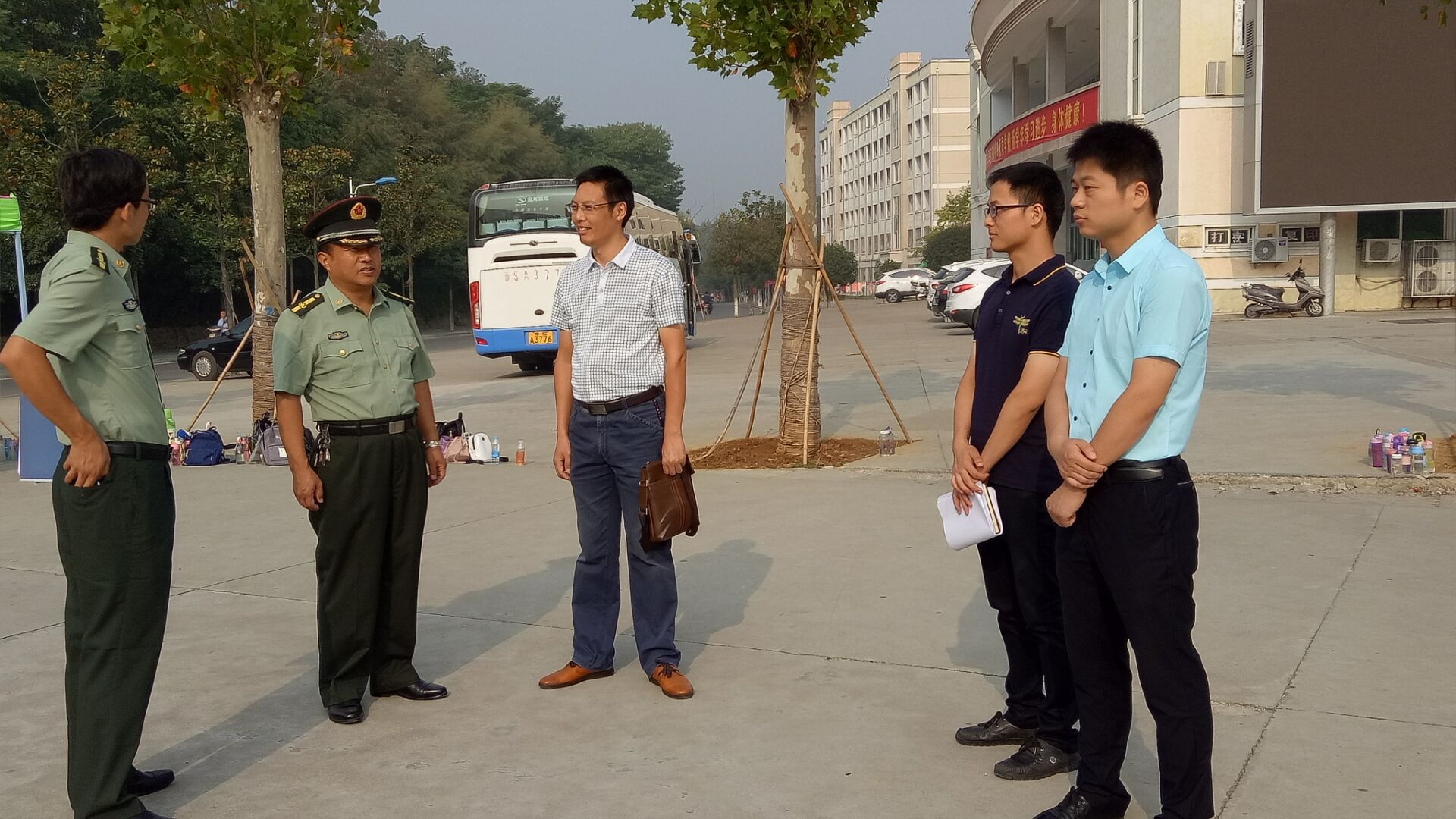 77779193永利领导老师看望2016级军训新生