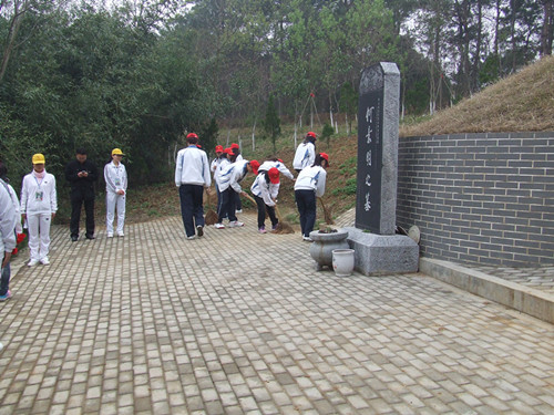 77779193永利组织第55青校学员前往景明墓开展祭扫实践活动