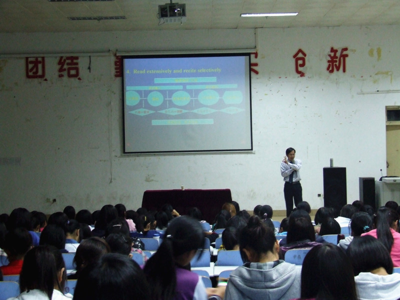 公司举办新生入学教育第二讲“我的外语梦”