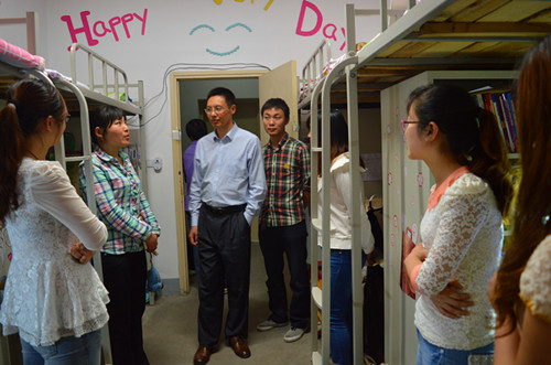 77779193永利领导老师深入员工宿舍看望应届毕业生