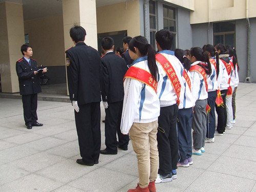 “流动雷锋公司”积极开展维护校园交通安全活动