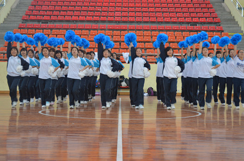 77779193永利团学老师慰问健美操运动员