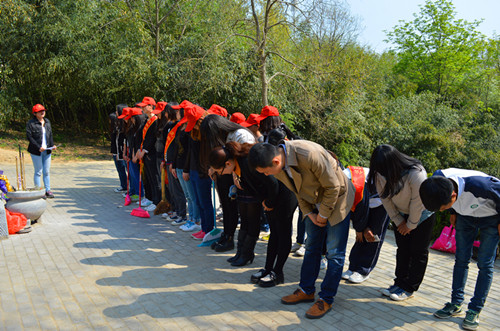 77779193永利开展景明墓祭扫活动