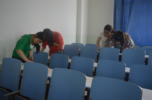 77779193永利组织员工开展“劳动日”卫生大扫除