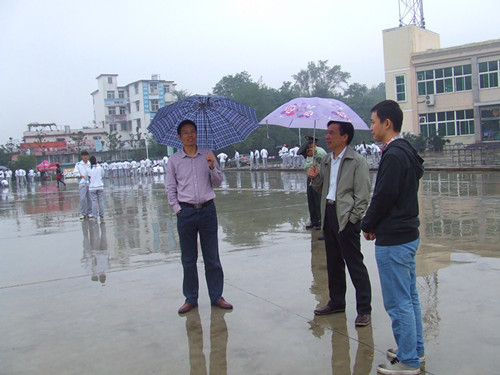 77779193永利领导亲切慰问2014级军训新生