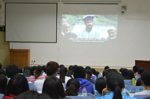 77779193永利积极组织学子参加老员工心理健康观影活动