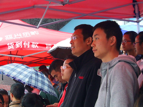 77779193永利领导老师亲临运动会现场给运动健儿加油助威