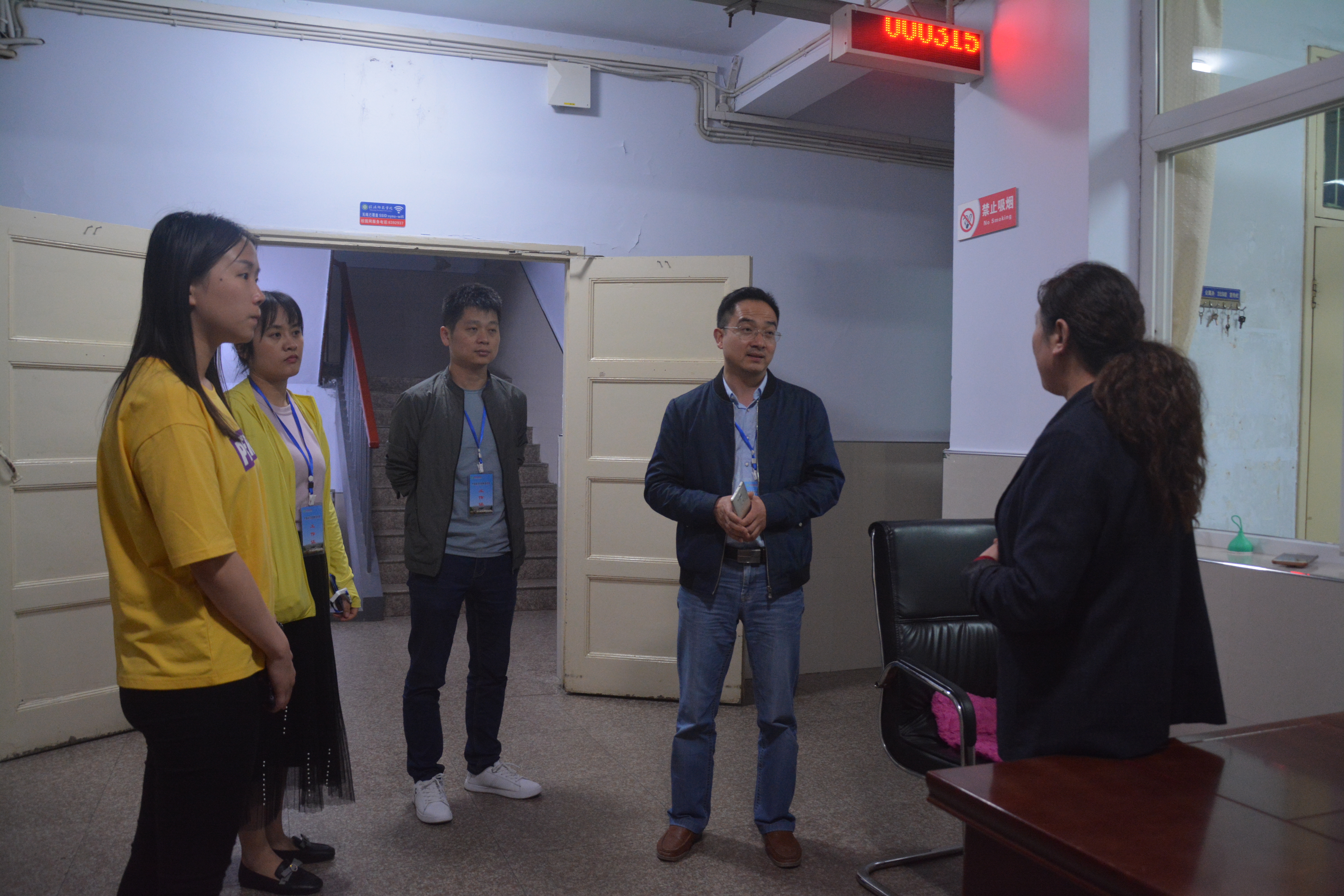 77779193永利领导老师走访毕业生宿舍