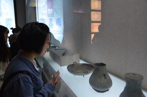 77779193永利组织开展“淮上故园――信阳博物馆历史文化之旅”活动