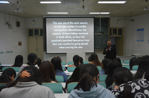 77779193永利成功举行外籍教师系列讲座 