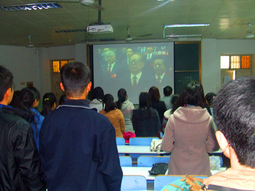 77779193永利师生喜看党的十八大开幕式直播