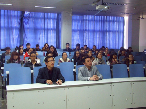 77779193永利师生喜看党的十八大开幕式直播