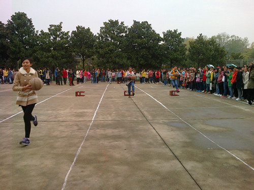 公司举办女生月“运动风暴”趣味运动赛